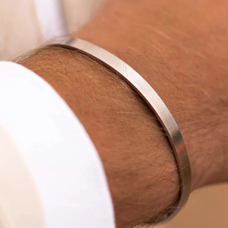 Bracelete Modelo Cuff – Aço Inoxidável com Revestimento de Platina, Design Simples e Elegante