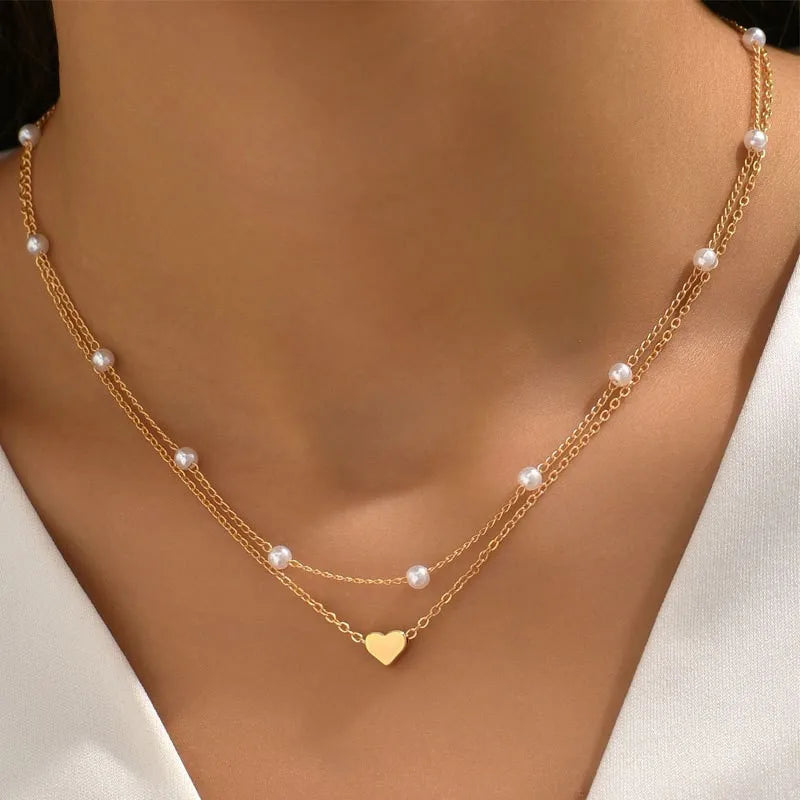 Conjunto Colar de Pérolas com Pingente de Coração Banho em Ouro 14K – Elegância, Sofisticação e Amor em Cada Detalhe