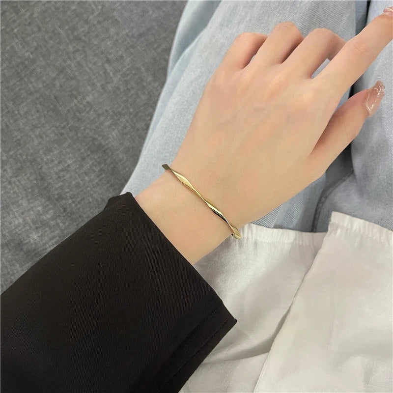 Bracelete Minimalista Torcido – Elegância e Modernidade em Um Design Sofisticado