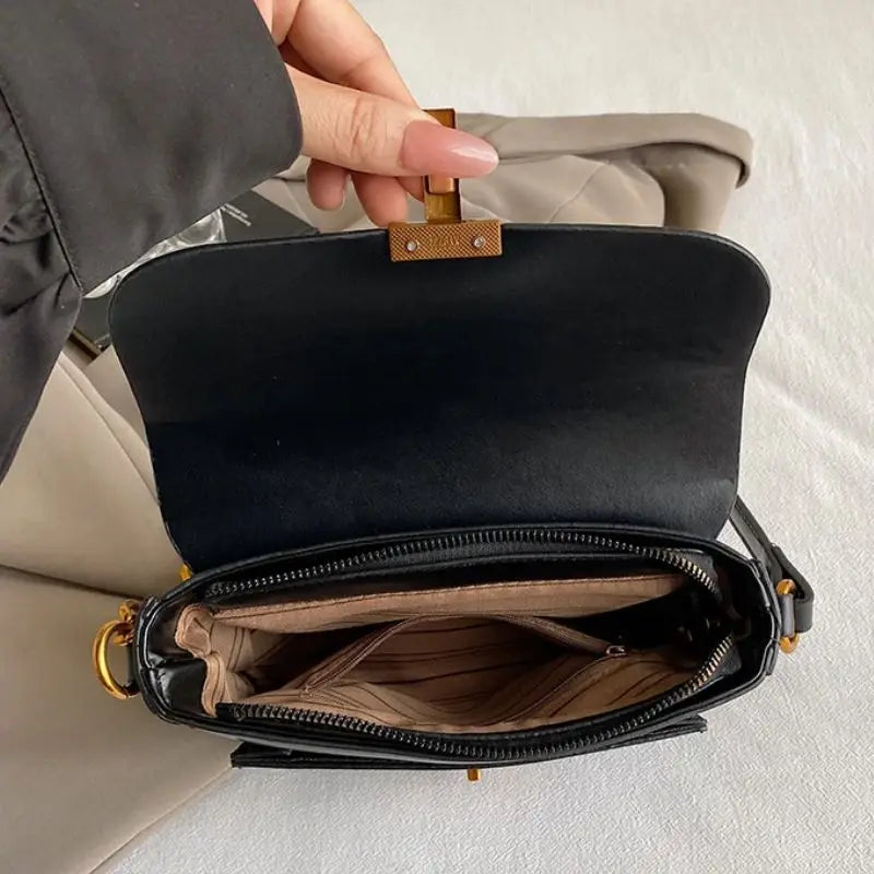 Bolsa de Ombro em Couro – Estilo Crossbody, Modelo Quadrado e Compacto, Elegância e Praticidade