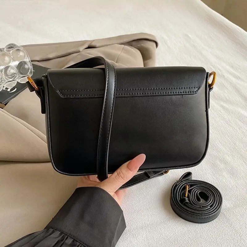 Bolsa de Ombro em Couro – Estilo Crossbody, Modelo Quadrado e Compacto, Elegância e Praticidade