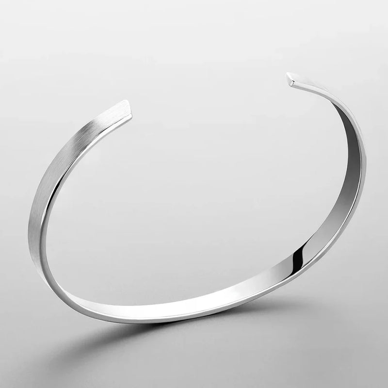 Bracelete Modelo Cuff – Aço Inoxidável com Revestimento de Platina, Design Simples e Elegante