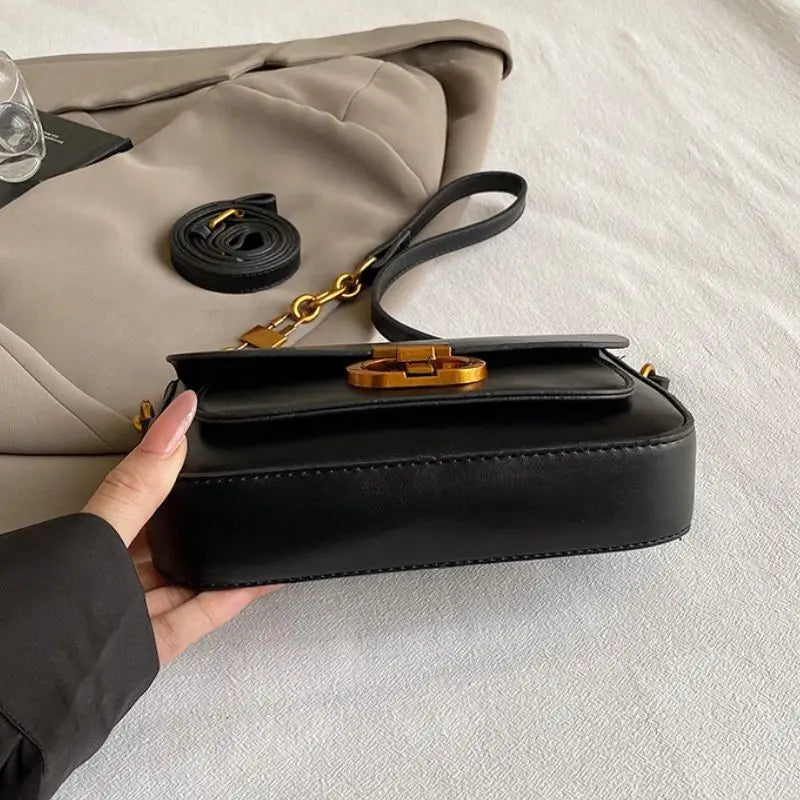 Bolsa de Ombro em Couro – Estilo Crossbody, Modelo Quadrado e Compacto, Elegância e Praticidade