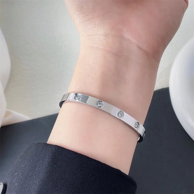 Pulseira Feminina – Design Moderno Banhado com Zircônia e Detalhe de Cruz